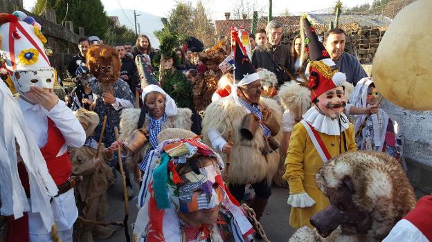 Los jóvenes integrantes de La Vijanera abrirán el año con su mascarada infantil. /