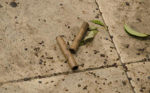 Restos de pirotecnia en la calle Murillo en el barrio de Peñamefecit en Jaén, donde sucedieron los hechos./