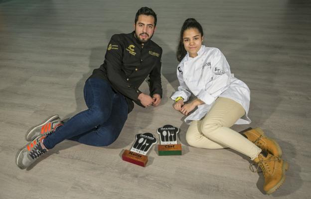 Hector Bonet, Maitre Cantabria 2017, y Elsa Olea, Chef Cantabria 2017, ganadores del concurso para jóvenes estudiantes de las escuelas de hostelería. /Andrés Fernández