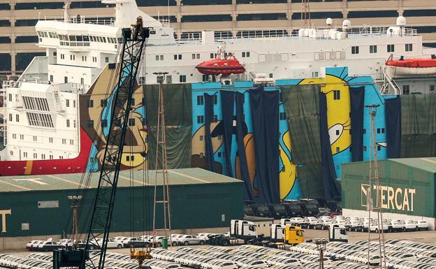 Uno de los ferrys que fueron contratados por Interior para reforzar los efectivos de Policía Nacional y Guardia Civil en Cataluña./REUTERS