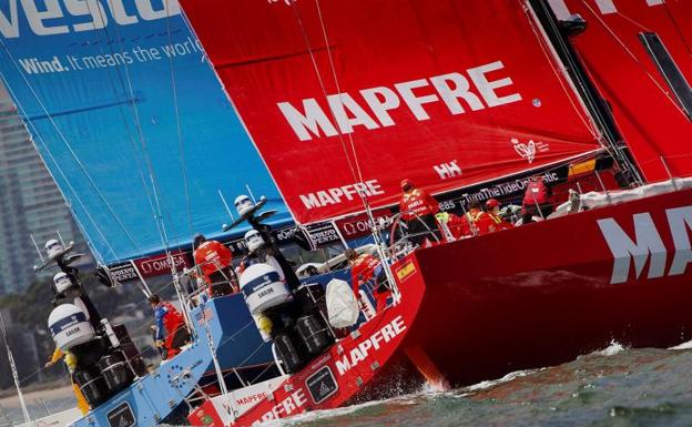 El 'Mapfre', tras la salida de la cuarta etapa en Melbourne. /EFE