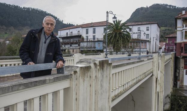 Lombilla, ayer, en la localidad de Puente Viesgo, cuyo municipio ha gobernado de forma continuada desde 1991, siempre como candidato del PRC. /Luis Palomeque