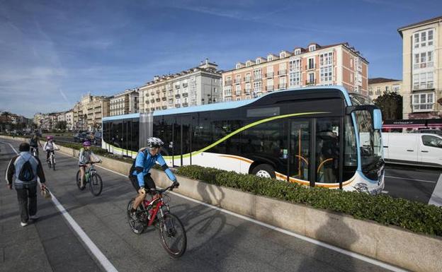 Los cinco nuevos vehículos articulados son la imagen del cambio del sistema de transporte público de Santander. /Javier Cotera