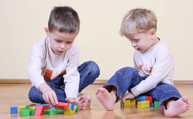 Dos niños juegan juntos.
