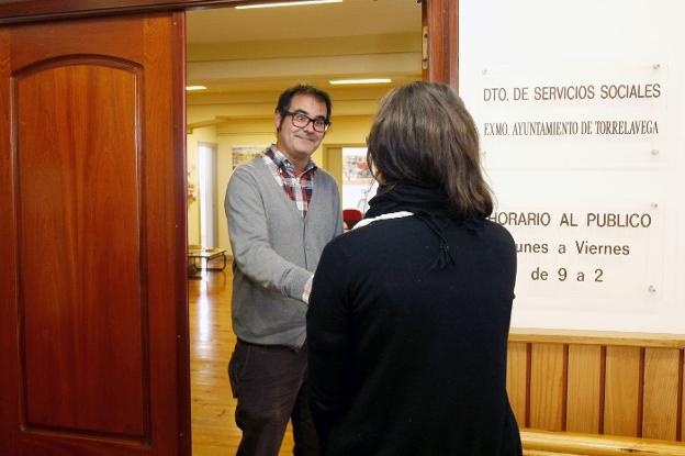 Una usuaria de Servicios Sociales es atendida en la oficina central, situada en la Plaza Baldomero Iglesias./LUIS PALOMEQUE