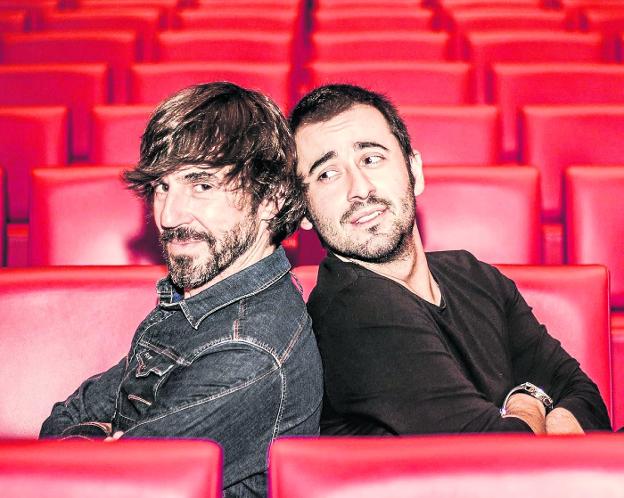 El dúo de humoristas Santi Millán y Javi Sancho llegan el viernes a Torrelavega./