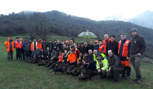 Los cazadores de la cuadrilla 36 fueron los únicos que consiguieron el pleno, en el monte lebaniego de Arabedes el pasado domingo. /Pedro Álvarez
