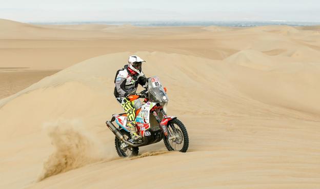 El cántabro Chus Puras pasa por una duna en la tercera etapa del Dakar./DM