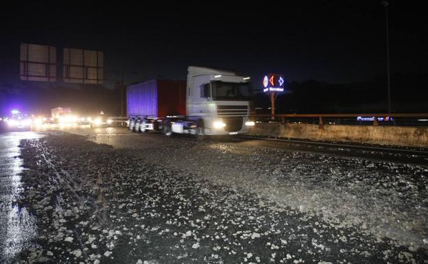 Dos de los tres carriles quedaron completamente cubiertos de grava./
