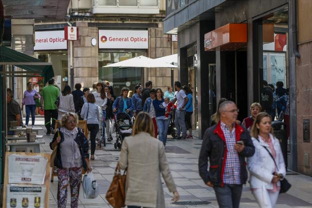 Vecinos de Torrelavega caminan por el centro de la ciudad. /Luis Palomeque