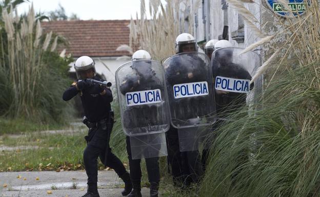 Agentes de la Policía Nacional de Cantabria, durante un entrenamiento./Javier Cotera