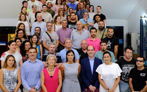 La alcaldesa posa con los parados contratados en el anterior programa/DM