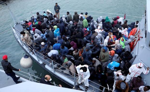 Una embarcación con inmigrantes en la costa de Libia. /Reuters