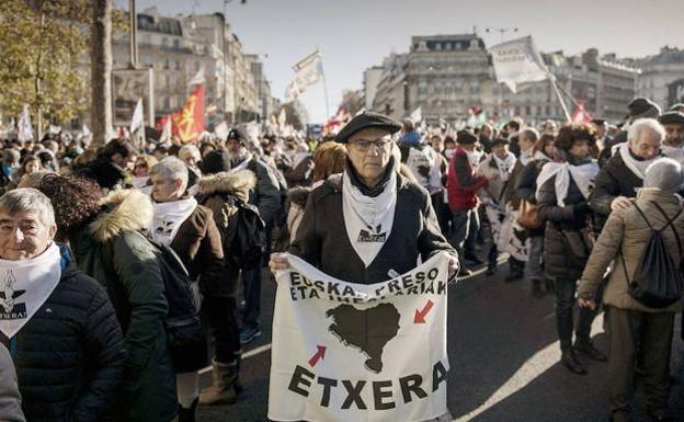 Miles de personas se manifestaron por el centro de París el pasado 9 de diciembre en defensa del acercamiento de los presos de ETA./Efe