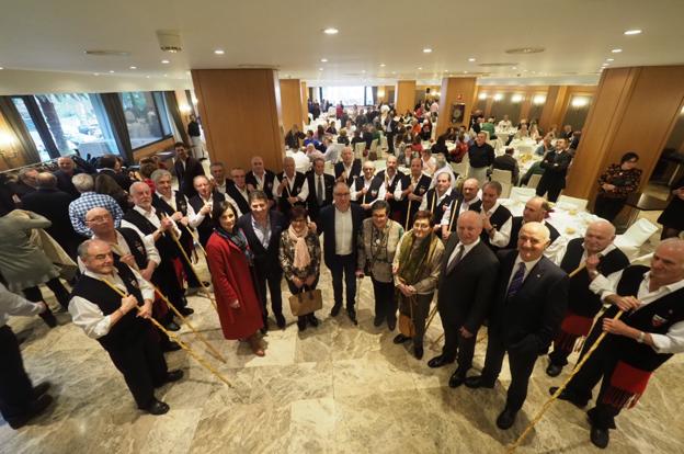 Premiados y autoridades, flanqueados por los miembros de la ronda Las Fuentes/Antonio 'Sane'