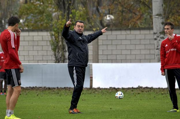 Carlos Pouso dirige un entrenamiento en su etapa como entrenador del Logroñés/Miguel Herreros