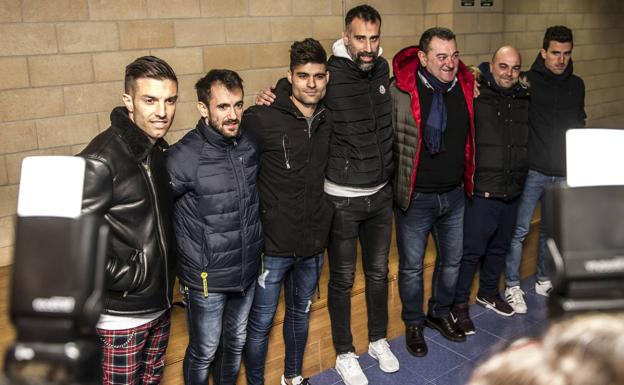 Pouso posa junto a algunos de sus ya exjugadores en Logroño