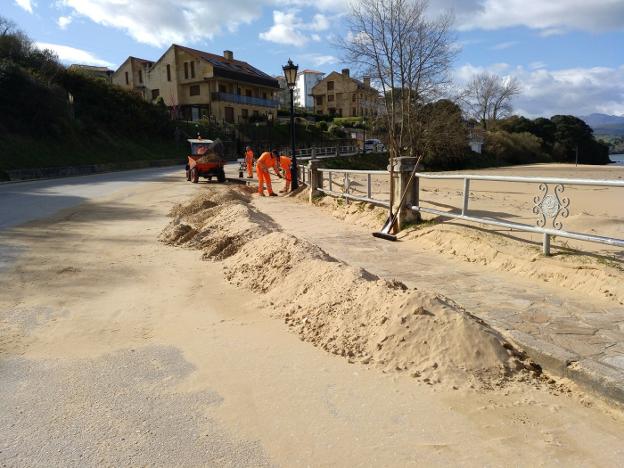 Personal de mantenimiento de las carreteras regionales, retirando la arena de la calzada./Vicente Cortabitarte