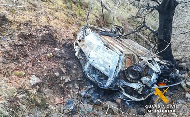 El coche calcinado del vecino de Los Corrales desaparecido.