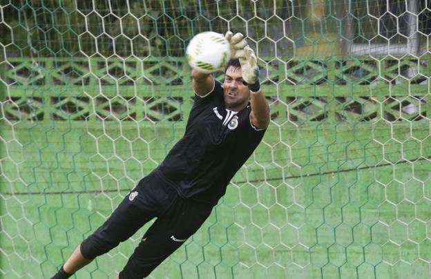 Iván Crespo ha demostrado ser el único jugador indiscutible del Racing. :: javier cotera/