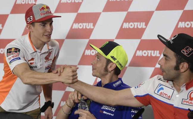 Marc Márquez saluda a Danilo Petrucci en presencia de Valentino Rossi./Afp