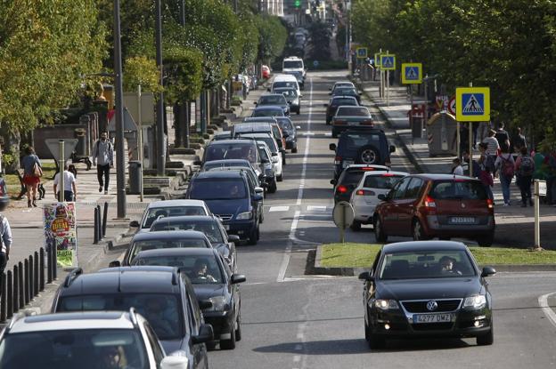 En Julio Hauzeur, uno de los principales accesos a la ciudad, se registran retenciones en horas punta./Luis Palomeque