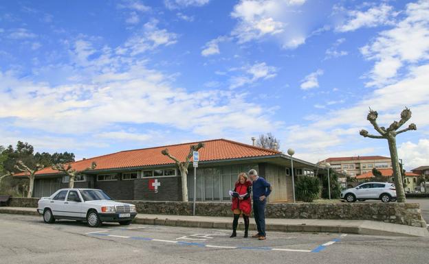 La alcaldesa y el concejal de Obras en la zona que se pretende habilitar como aparcamiento junto al centro de salud./DM