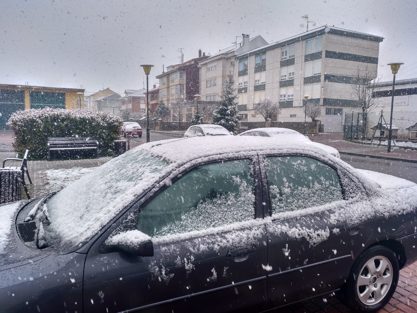 La nevada sorprendió a los vecinos de Reinosa este martes. /José Luis Sardina