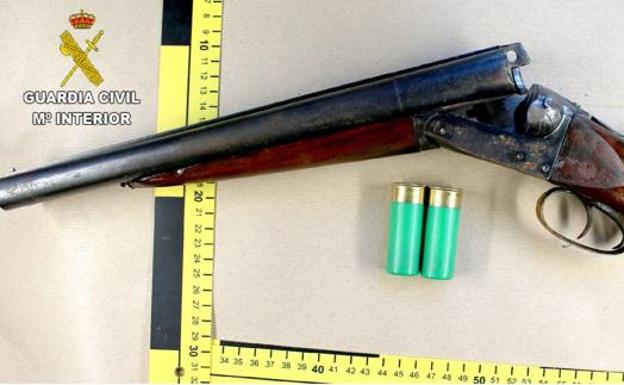 Escopeta de cañones recortados con la que efectuaron los disparos./Guardia Civil