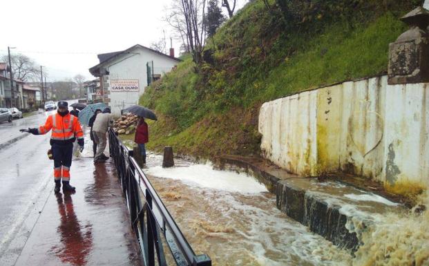 El aguia anegó las calles /Imagen de Protección Civil de Corvera