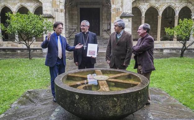 El compositor de la pieza conmemorativa Antonio Noguera, el obispo Manuel Sánchez Monge, el director Manuel Galán y Enrique Campuzano, director del Museo Diocesano, posan en el claustro de la Catedral. /Antonio 'Sane'