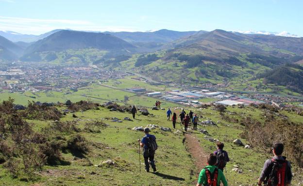 Los Corrales tiene como uno de los alicientes principales su entorno natural, muy frecuentado por los amantes de la montaña y el senderismo./