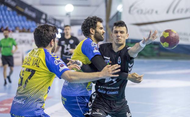 Alberto Pla manda un pase ante dos rivales durante el partido de ayer en La Albericia./Roberto Ruiz