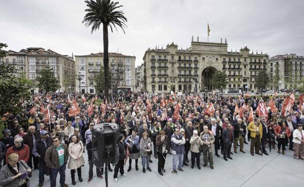 Los manifestantes, en la Plaza de Numancia a los Jardines de Pereda./Roberto Ruiz
