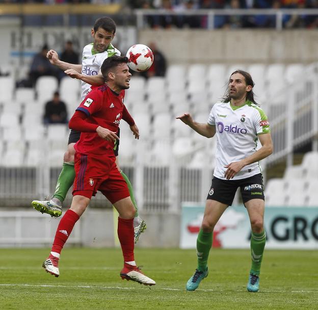 Antonio Tomás supera a un jugador de Osasuna B, en presencia de Gonzalo./Daniel Pedriza