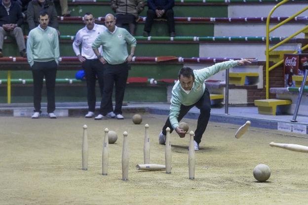 Óscar González birla una bola en un encuentro de Hermanos Borbolla./Antonio 'Sane'