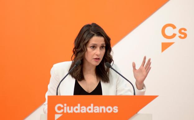 La portavoz de Ciudadanos, Inés Arrimadas, durante la rueda de prensa que ha ofrecido hoy./ Efe