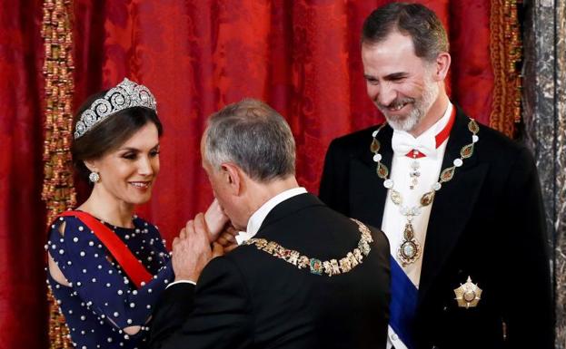 El presidente de Portugal, Marcelo Rebelo de Sousa, saluda a la reina Letizia./EFE