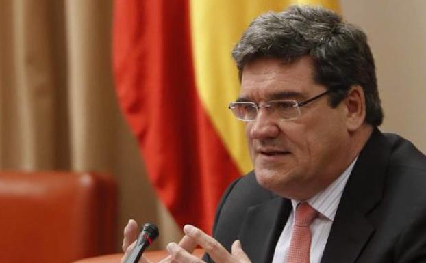 El presidente de la AIReF, José Luis Escrivá, en el Congreso./EFE
