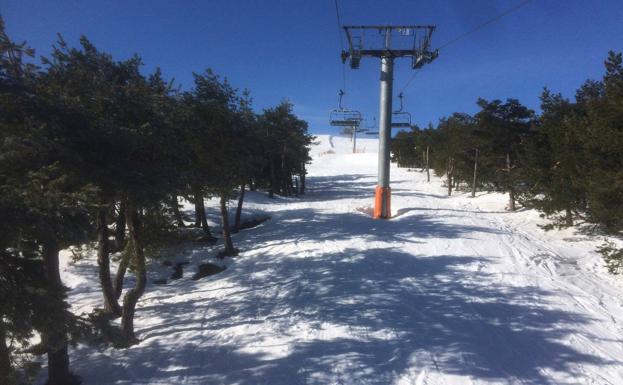 La gallega es una de las pocas que mantiene el curso abierto a estas alturas de temporada/Manzaneda