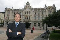De la Serna, esta mañana, ante la Casa Consistorial. / M. DE LAS CUEVAS/