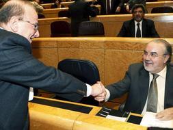 El vicepresidente segundo del Gobierno y ministro de Economía y Hacienda, Pedro Solbes, saluda al portavoz del grupo parlamentario catalán, Jordi Vilajoana, al inicio del Pleno del Senado. /Efe/