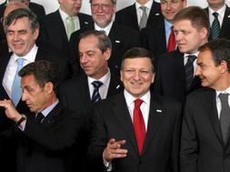 De derecha a izquierda, primera fila: el presidente del Gobierno español, José Luis Rodríguez Zapatero; el presidente de la Comisión Europea, José Manuel Durao Barroso , y el presidente francés, Nicolás Sarkozy, posan durante la foto de familia de la Cumbre de la Unión Europea en la sede del Consejo Europeo en Bruselas, / Efe/