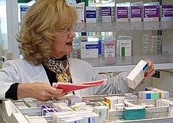 Una farmáceutica dispensa dos medicamentos. / J.F Garcia/