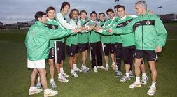 Técnicos y jugadores brindan por un 2008 lleno de éxitos para el Racing. / SANE/