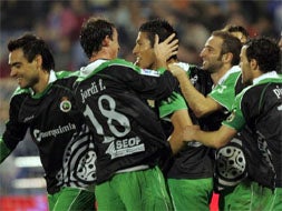 Los jugadores del Racing felicitan a Garay después de que éste marcara el gol del empate. / M. DE LAS CUEVAS/