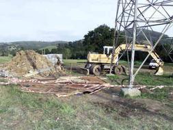 La construcción de esta línea eléctrica ha sufrido varias paralizaciones en los últimos años./CELEDONIO./