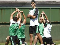 López Muñiz observa a sus jugadores durante la primera sesión de entrenamiento del Racing de esta temporada./EFE./