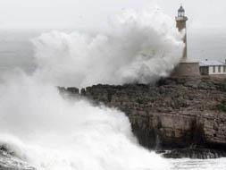 Las olas azotaron con violencia la costa cántabra durante ese temporal registrado en enero./EFE./