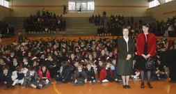 Inmaculada Fukasawa con la directora, Marta Díez, y los alumnos de Las Esclavas. /SANE/
